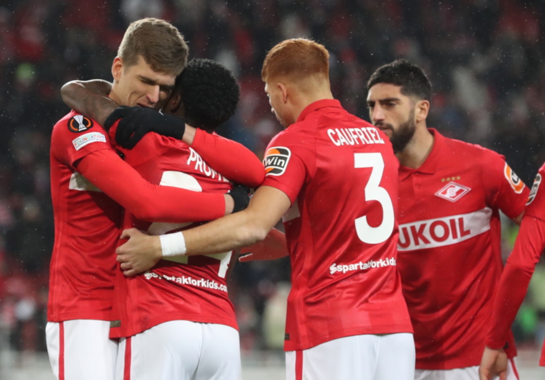 epa09600904 Aleksandr Sobolev (L) of FC Spartak Moscow celebrates with teammates after scoring the 1-0 lead during the UEFA Europa League group C soccer match between FC Spartak Moscow and SSC Napoli at the Spartak Stadium in Moscow, Russia, 24 November 2021.  EPA