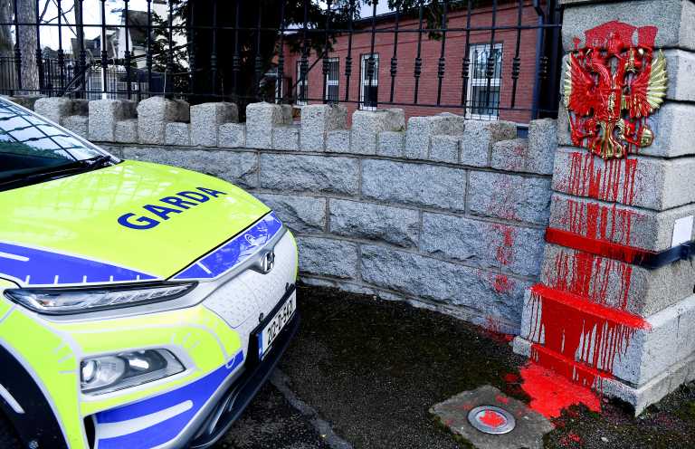 Φορτηγό έπεσε στις πύλες της ρωσικής πρεσβείας στο Δουβλίνο - Μία σύλληψη