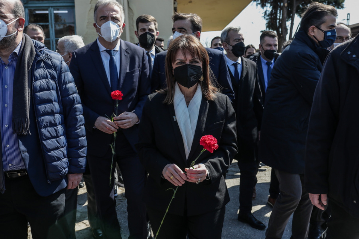 (Ξένη Δημοσίευση) H Πρόεδρος της Δημοκρατίας Κατερίνα Σακελλαροπούλουκρατά ένα γαρύφαλο στη σιωπηλή πορεία μνήμης για τα θύματα του Ολοκαυτώματος από το μνημείο Ολοκαυτώματος στην πλατεία Ελευθερίας με προορισμό τον παλαιό σιδηροδρομικό σταθμό, την Κυριακή 20 Μαρτίου 2022. Παρουσία της Προέδρου της Δημοκρατίας Κατερίνας Σακελλαροπούλου πραγματοποιείται η σιωπηλή πορεία μνήμης για τα θύματα του Ολοκαυτώματος υπό τον τίτλο «Ποτέ ξανά, Θεσσαλονίκη-Άουσβιτς – 79 χρόνια από την αναχώρηση του πρώτου συρμού», όπου θανατώθηκαν 50.000 Θεσσαλονικείς Εβραίοι.  ΑΠΕ ΜΠΕ