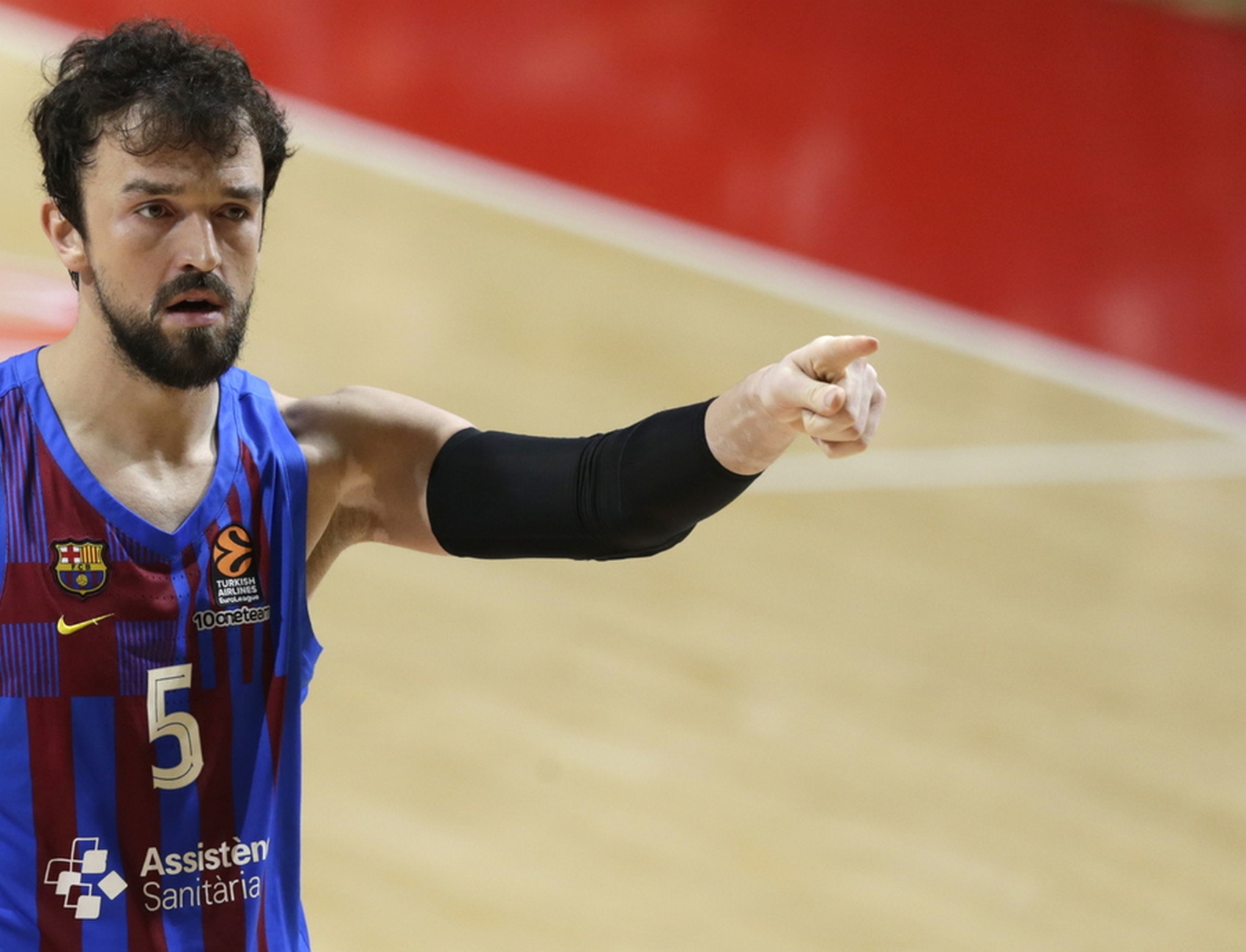 epa09641914 Barcelona's Sertac Sanli reacts during the Euroleague basketball match between Red Star Belgrade and FC Barcelona in Belgrade, Serbia, 14 December 2021.  EPA