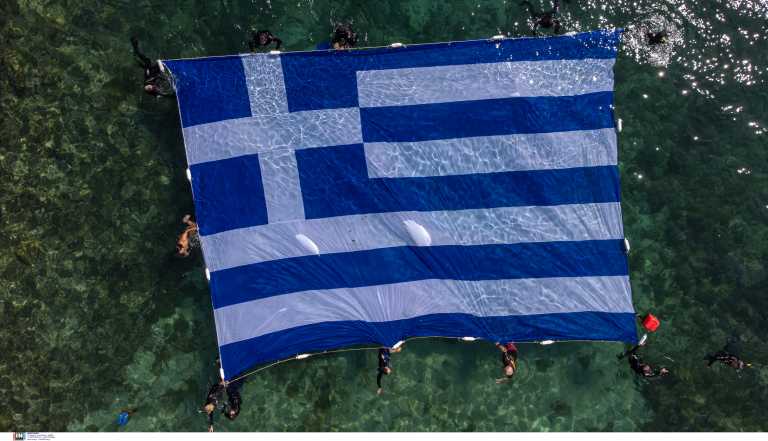 Η ελληνική σημαία κυματίζει και φέτος στη θάλασσα της Πειραϊκής