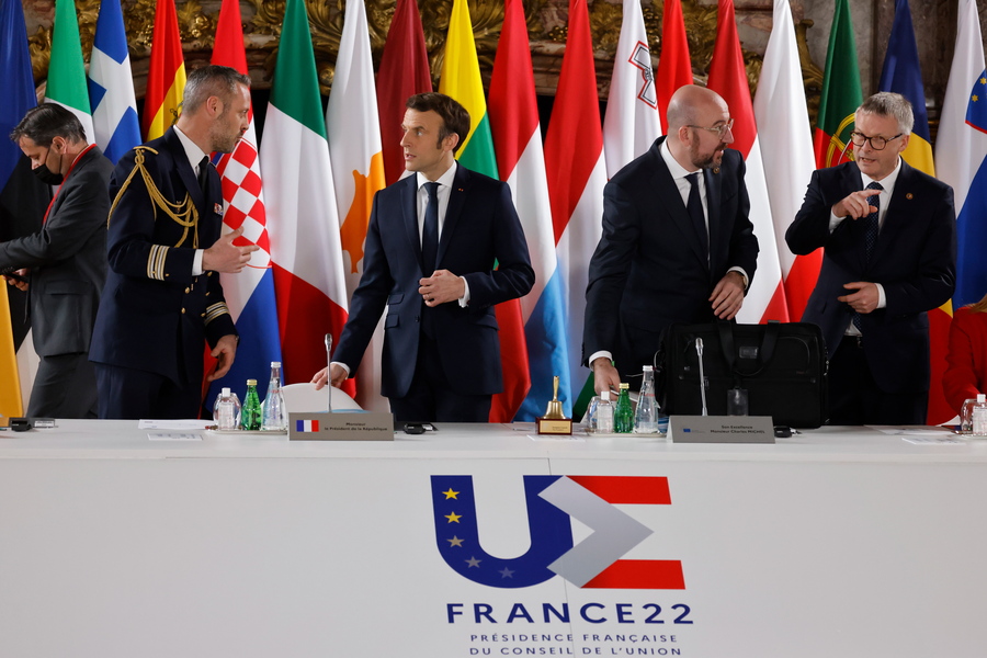 epa09815223 France's President Emmanuel Macron (2-L) and President of the European Council Charles Michel (2-R) attend the EU leaders summit to discuss the fallout of Russia's invasion in Ukraine,at the Palace of Versailles, near Paris, 10 March 2022. EU leaders are scrambling to find ways to urgently address the fallout of Russia's invasion of Ukraine that has imperilled the bloc's economy and exposed a dire need for a stronger defence.  EPA