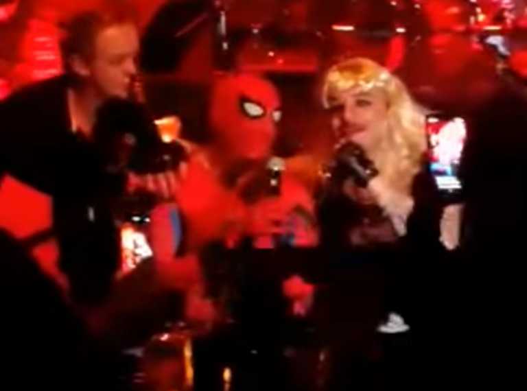Πατρινό Καρναβάλι: Γνωστός τραγουδιστής ντύθηκε Spiderman και απογείωσε το κέφι στην πίστα