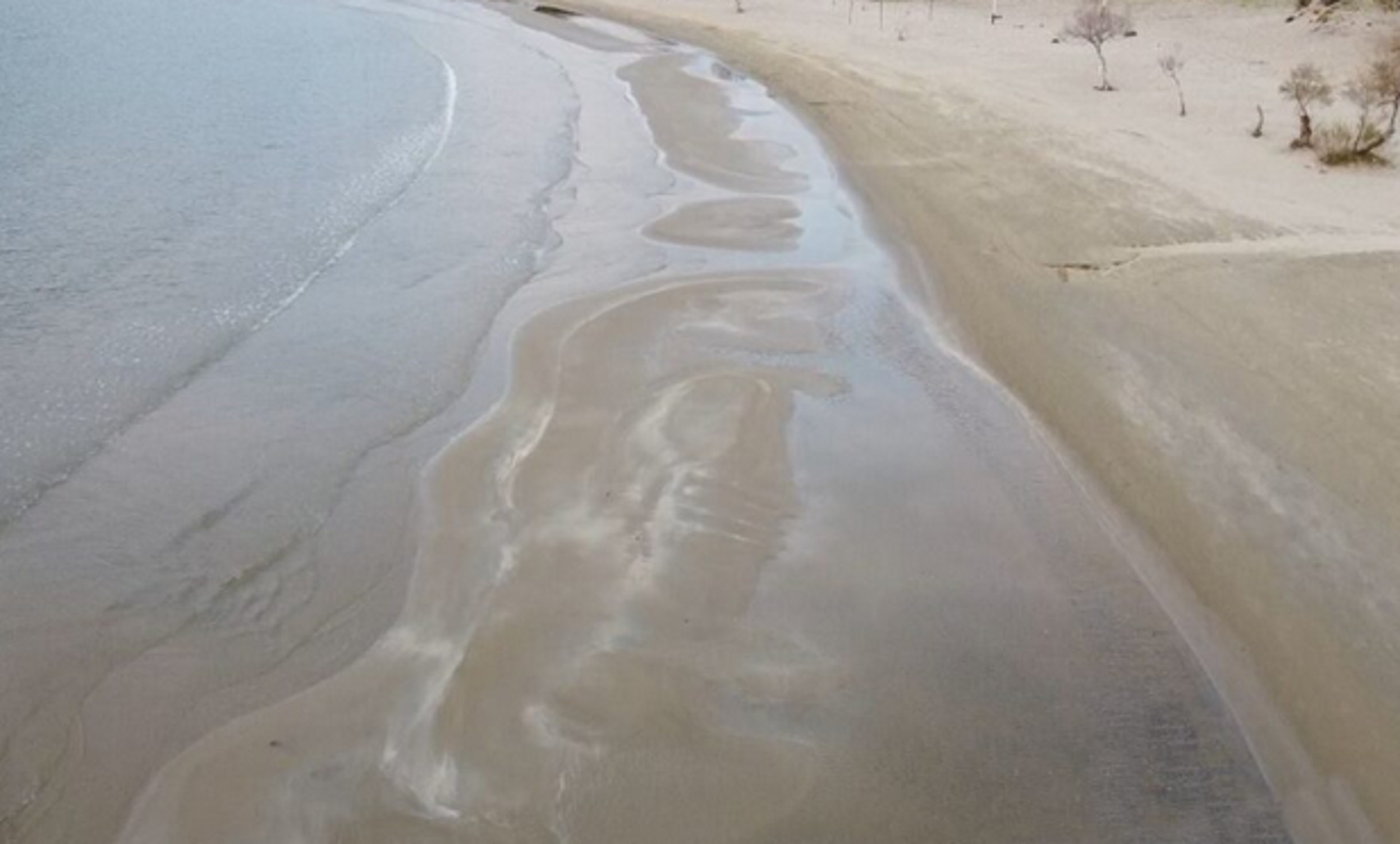 Σύρος: Η άμπωτη αποκάλυψε ολόκληρη την παραλία – Η θάλασσα «εξαφανίστηκε» μέσα σε λίγα λεπτά
