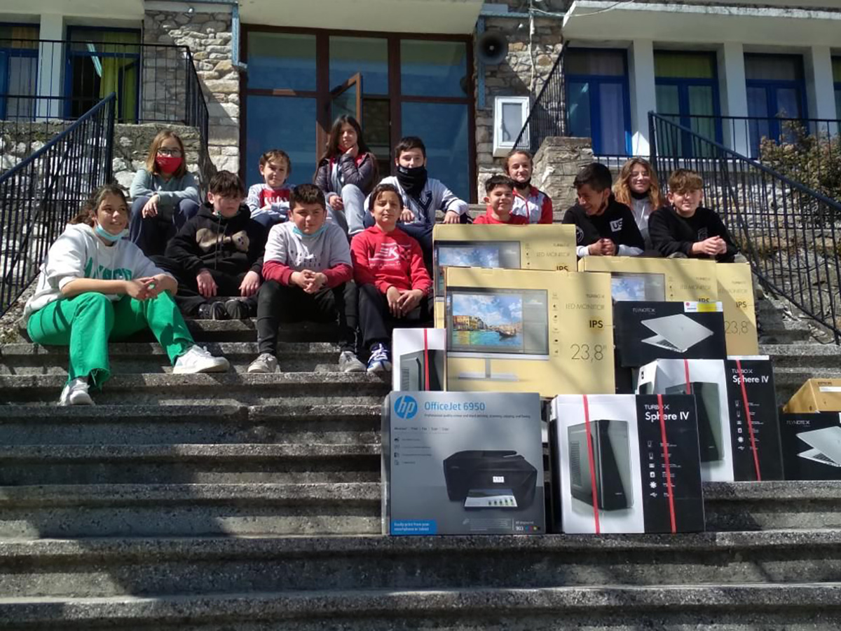 Υπολογιστές, προτζέκτορες και βιβλία σε μαθητές από τη Θάσο