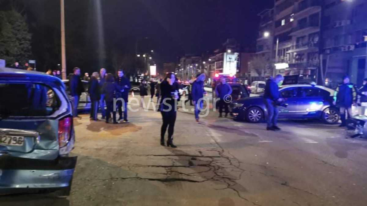 Θεσσαλονίκη: Λεωφορείο παρέσυρε εννέα αυτοκίνητα και μια μηχανή – Πέντε τραυματίες