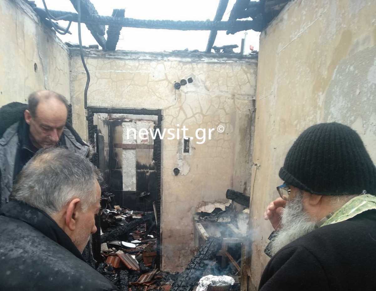 Θεσσαλονίκη: Αποκαΐδια παντού – Τρισάγιο στο σπίτι που χάθηκαν η μητέρα με τα δυο παιδιά της