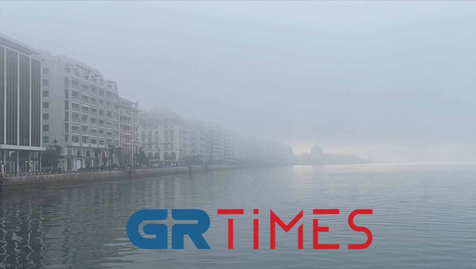 Θεσσαλονίκη: Εντυπωσιακές εικόνες από την ομίχλη που «εξαφάνισε» τον Λευκό Πύργο