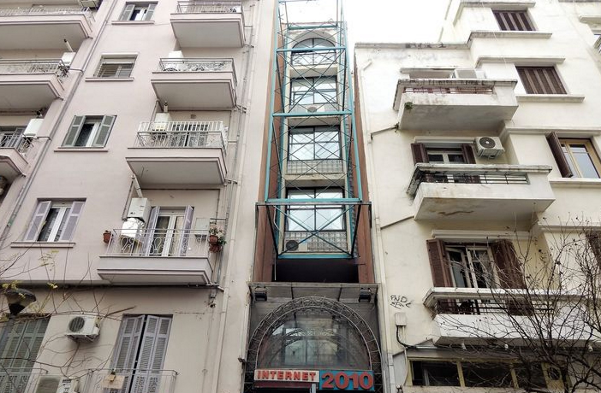 Θεσσαλονίκη: Η πολυκατοικία «σάντουϊτς» που είναι ίσως η στενότερη σε ολόκληρη την πόλη