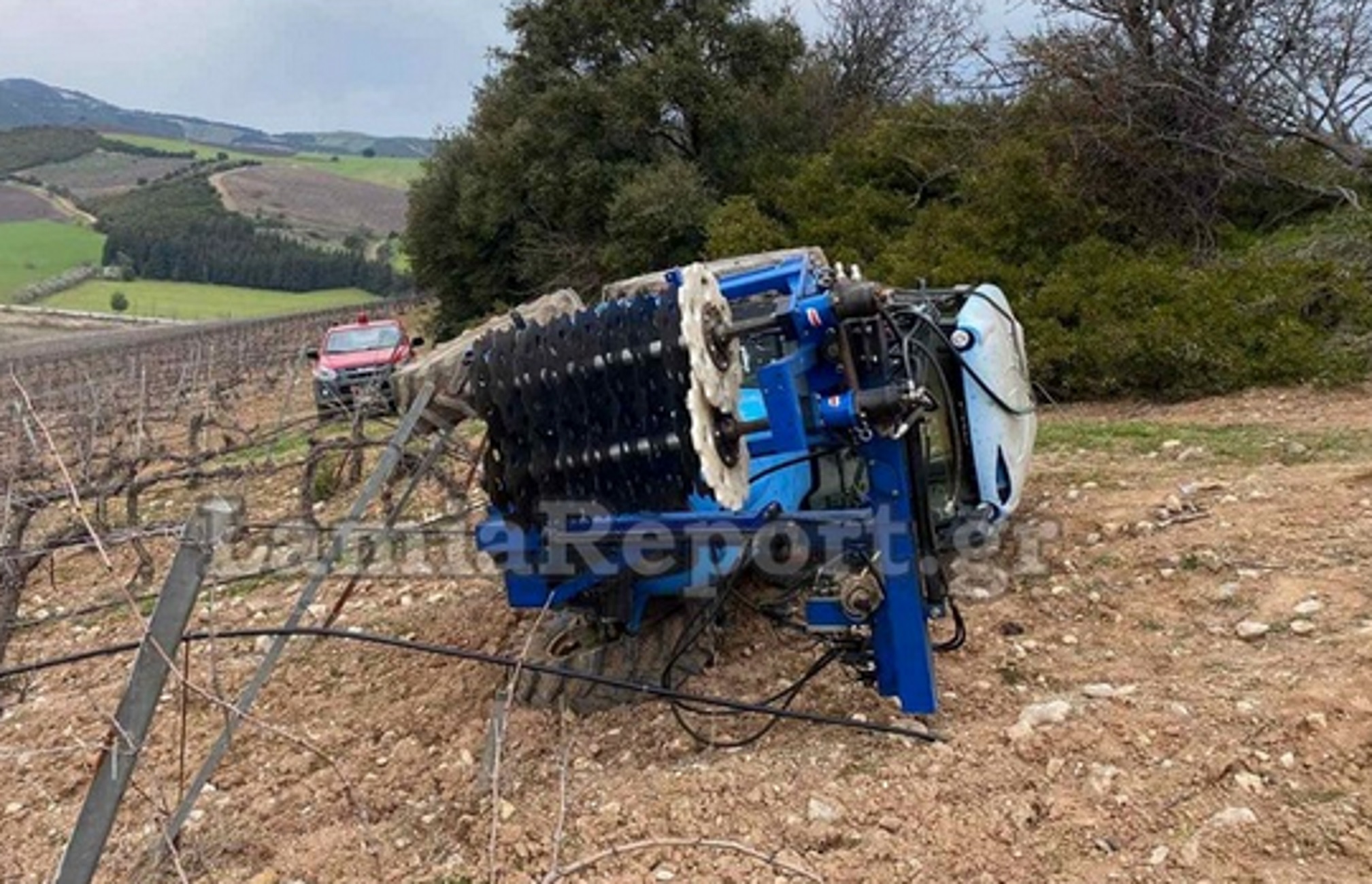 Φθιώτιδα: Τραυματίστηκε αγρότης μετά την ανατροπή του τρακτέρ που οδηγούσε – Αυτοψία στο χωράφι