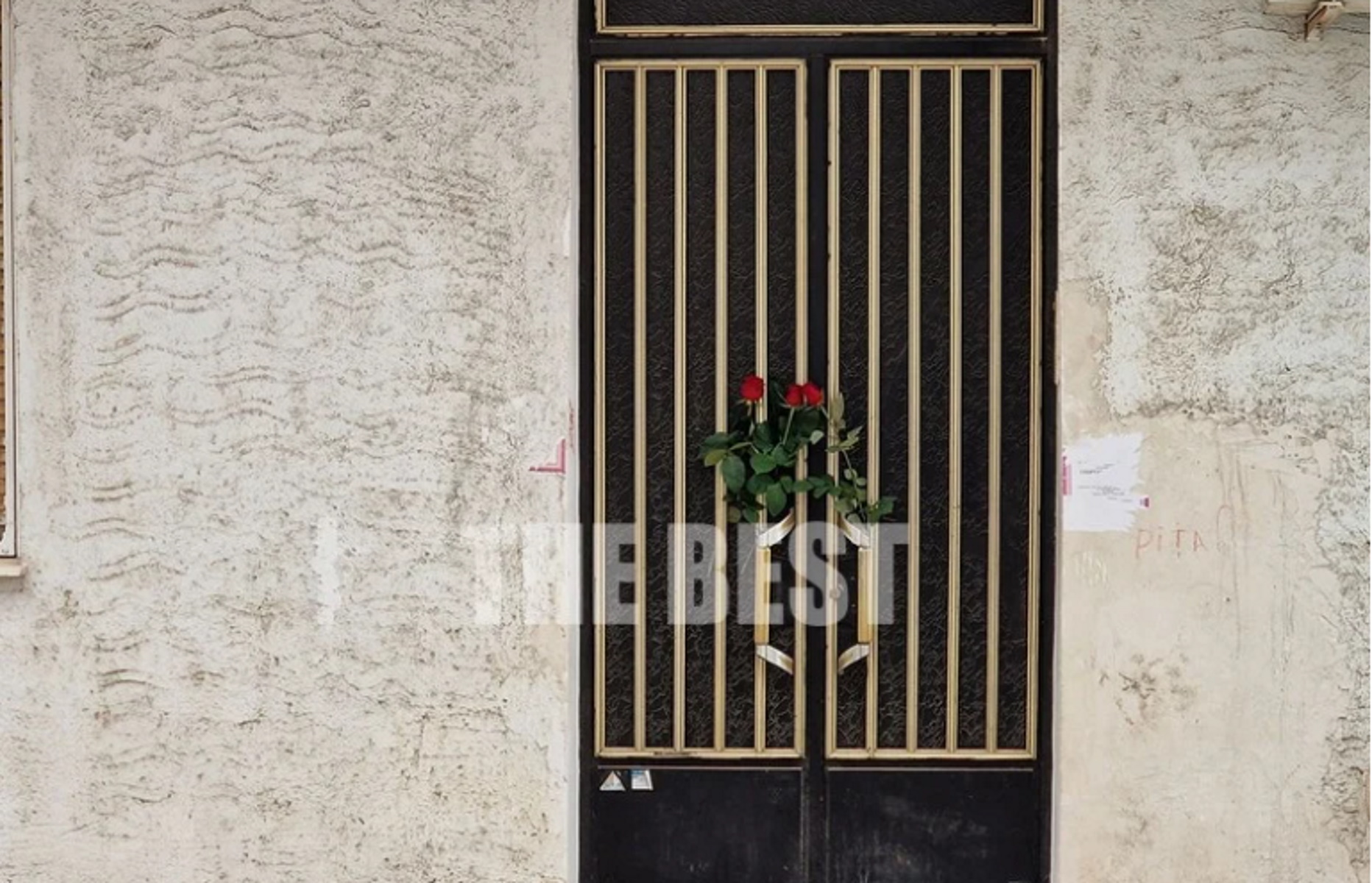 Πάτρα: Ηλικιωμένη άφησε τρία τριαντάφυλλα στο σπίτι της οικογένειας στην μνήμη των παιδιών