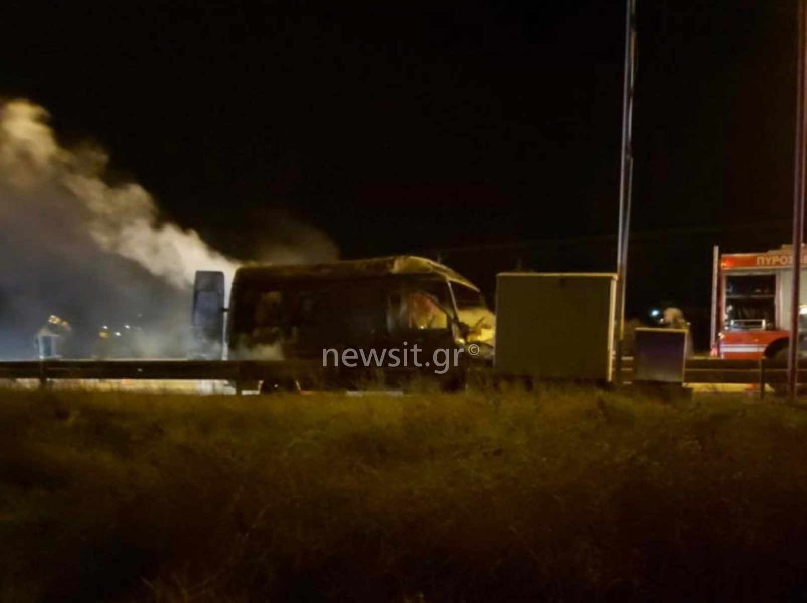 Θεσσαλονίκη: Βίντεο σοκ από τροχαίο – Έβγαλαν 26χρονο μέσα από το φλεγόμενο αυτοκίνητο