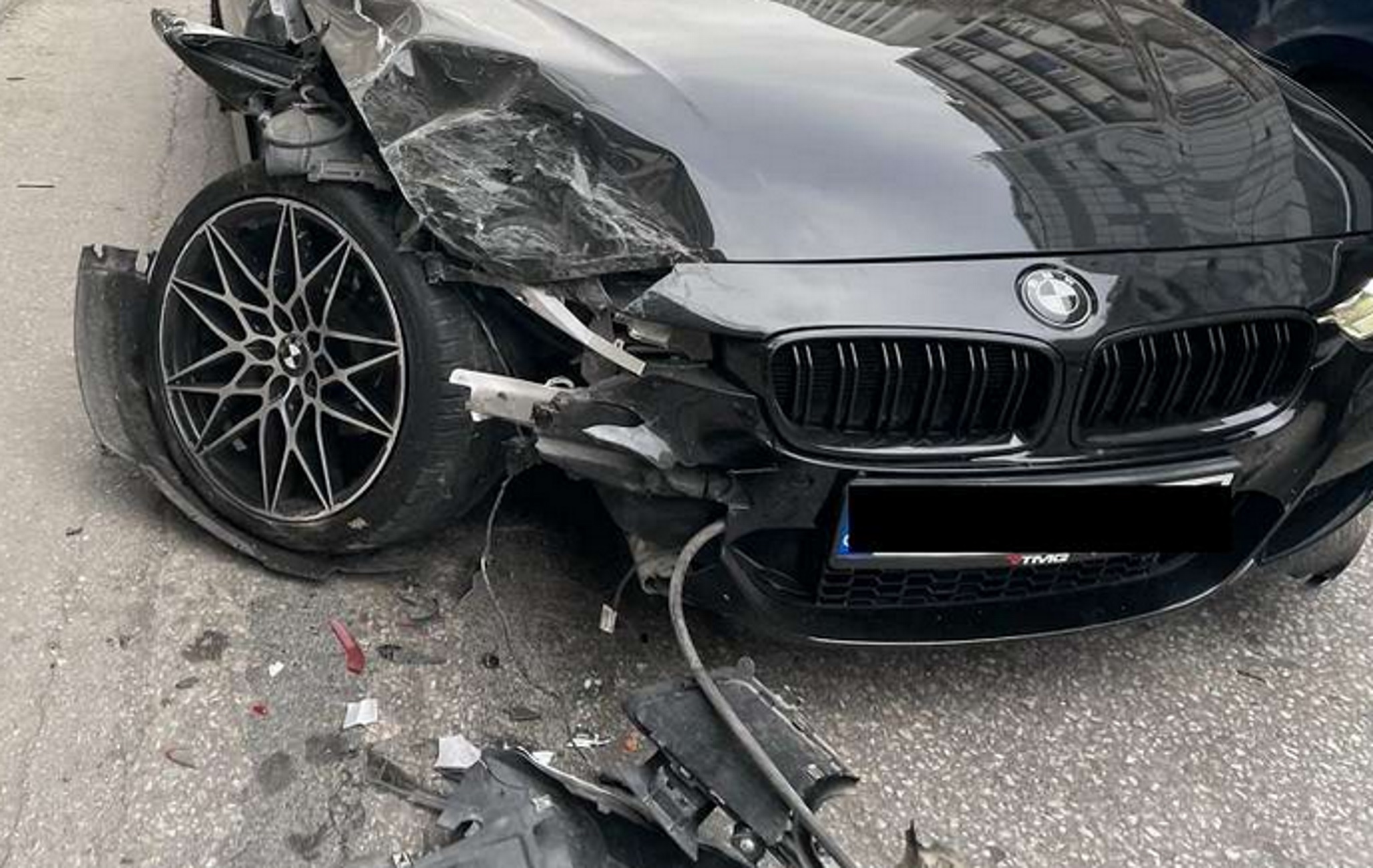 Θεσσαλονίκη: Σμπαράλια η πανάκριβη BMW σε τροχαίο στην Τσιμισκή – Οι εικόνες από το σημείο