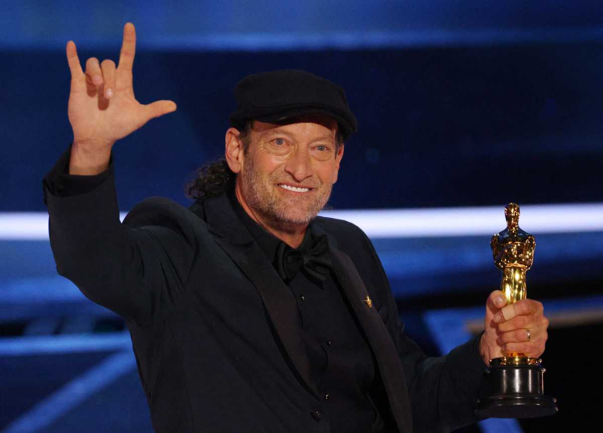 Όσκαρ 2022: Ο Τρόι Κοτσούρ έγινε ο πρώτος κωφός άνδρας ηθοποιός που κέρδισε αυτό το βραβείο