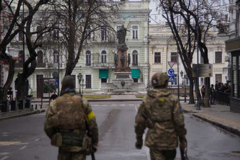 Δημοσιογράφοι του Sky News δέχτηκαν πυρά στην Ουκρανία