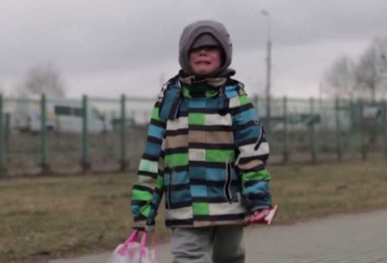 «Η ελπίδα μου με οδήγησε στον δρόμο που πήρα»! Συγκλονίζει ο 11χρονος πρόσφυγας που έφτασε μόνος στη Σλοβακία