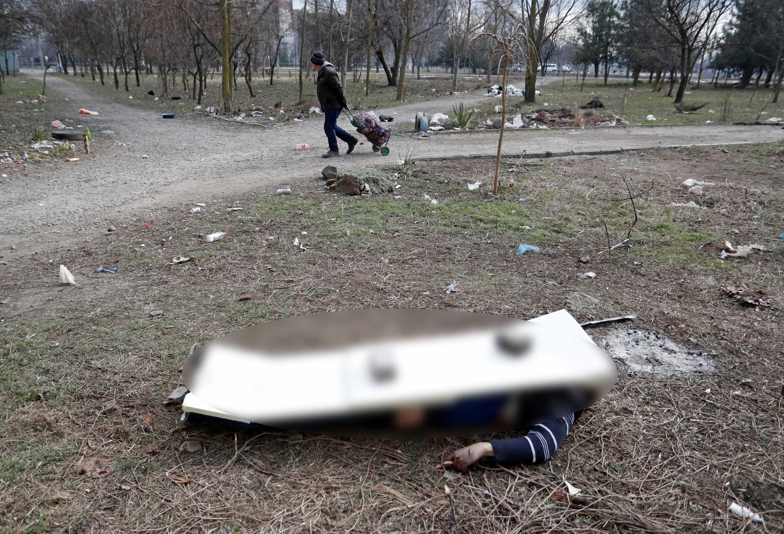 Πόλεμος στην Ουκρανία: Πτώματα στη μέση δρόμου και άνθρωποι σε απόγνωση στη Μαριούπολη