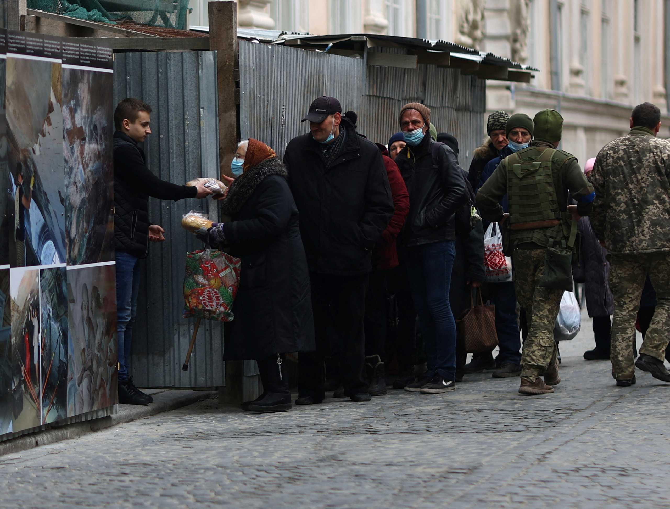Πόλεμος στην Ουκρανία: Οι αλυσίδες τροφίμων καταρρέουν – Εξαντλούνται οι προμήθειες