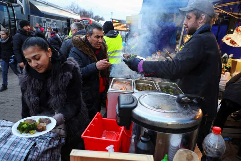 Ο κόσμος τσακώνεται για τρόφιμα στη Μαριούπολη μετά από ημέρες πολιορκίας