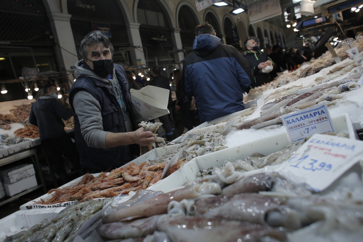 Ψαρικά για το σαρακοστιανό τραπέζι στην ψαραγορά της Βαρβακείου, ενόψει της Καθαράς Δευτέρας, Αθήνα, Παρασκευή 12 Μαρτίου 2021. ΑΠΕ-ΜΠΕ