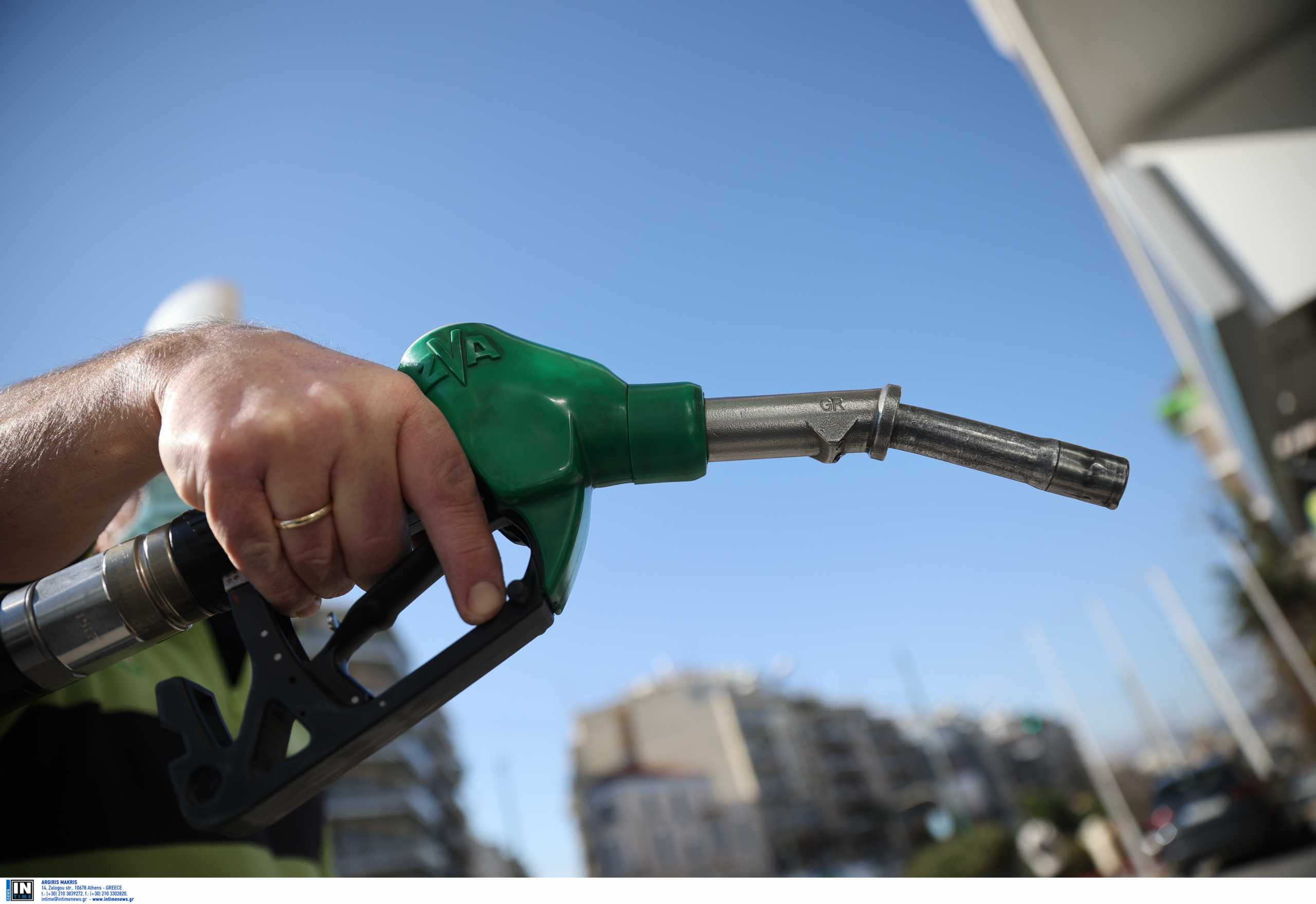 Καύσιμα: Ρεκόρ ακρίβειας σε βενζίνη και πετρέλαιο ενώ η τιμή του βαρελιού έχει πέσει