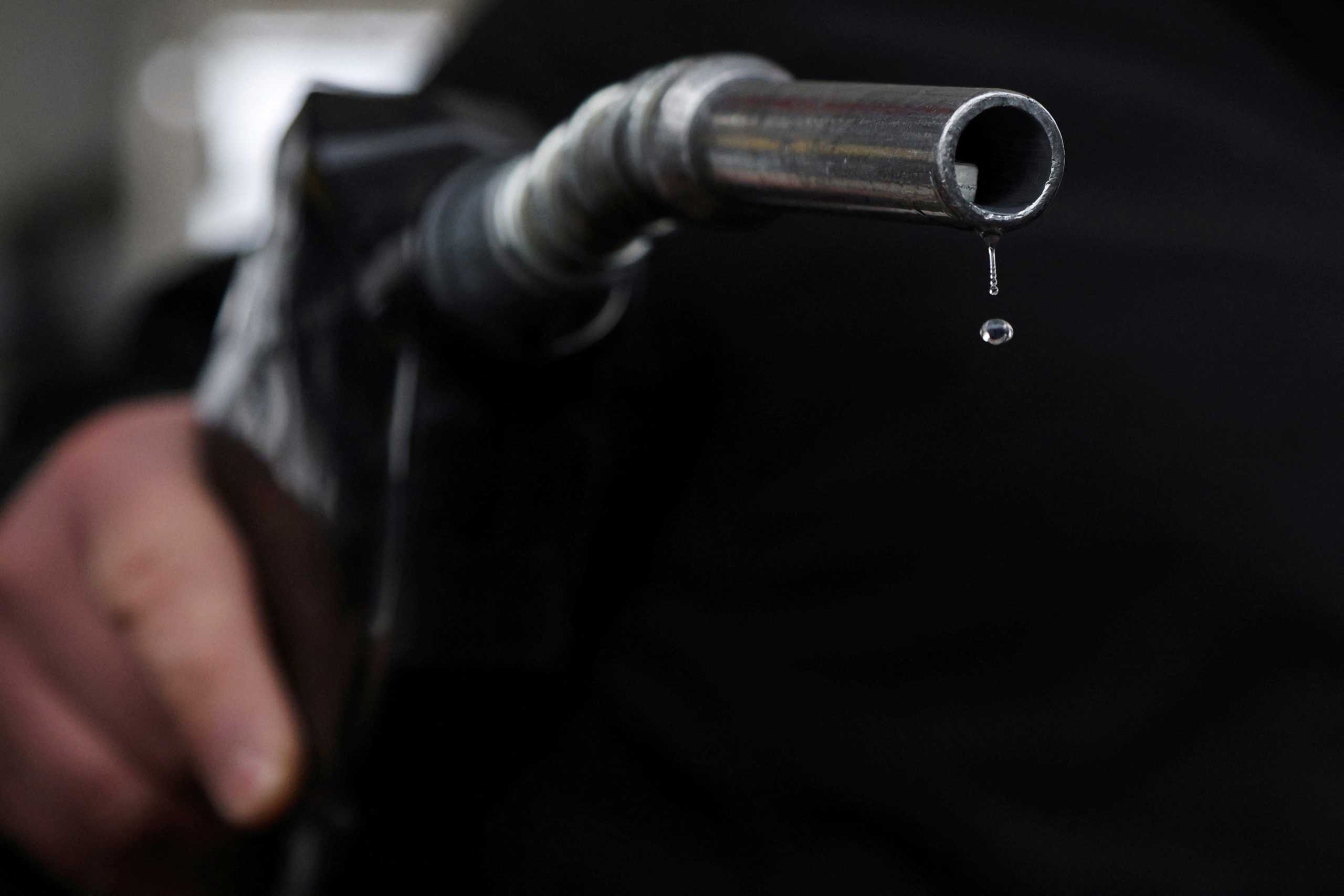 Ηράκλειο: Ληστεία με μπαλτά σε βενζινάδικο – Τι δείχνουν οι κάμερες