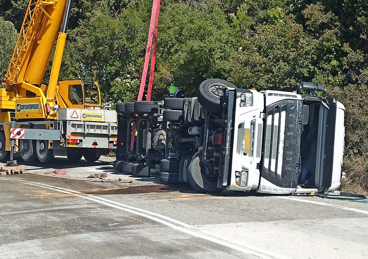 Αμφιλοχία: Τούμπαρε βυτιοφόρο που μετέφερε 25 τόνους γάλα