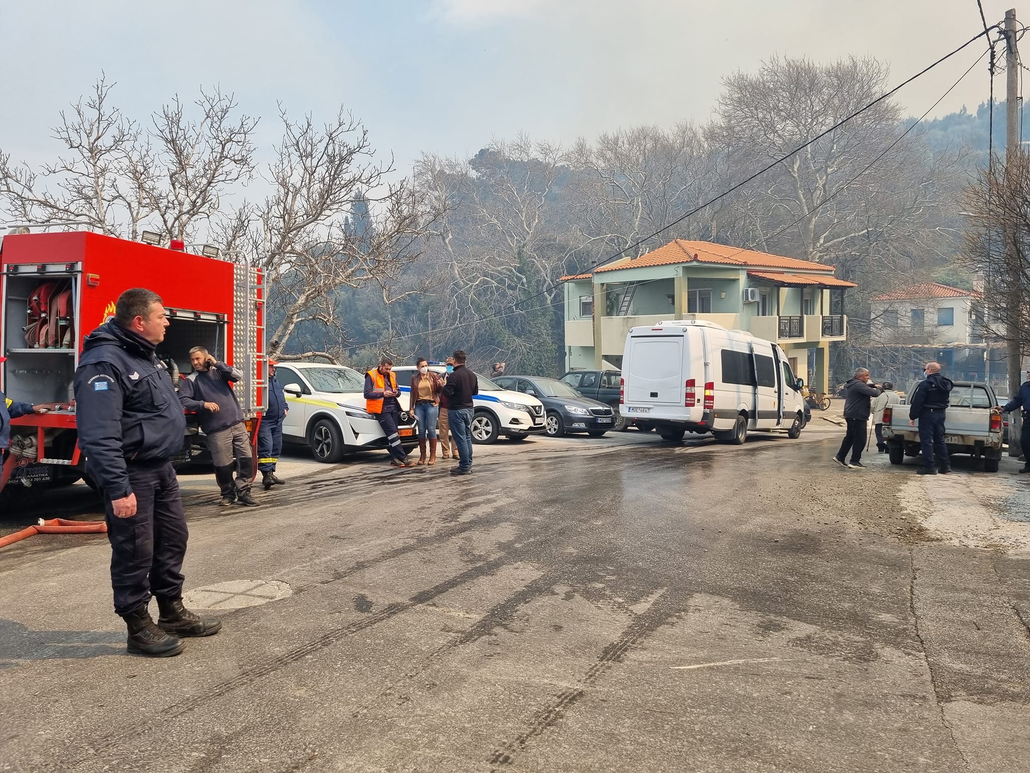 Μεγάλη φωτιά στη Σάμο – Εκκενώνουν χωριό