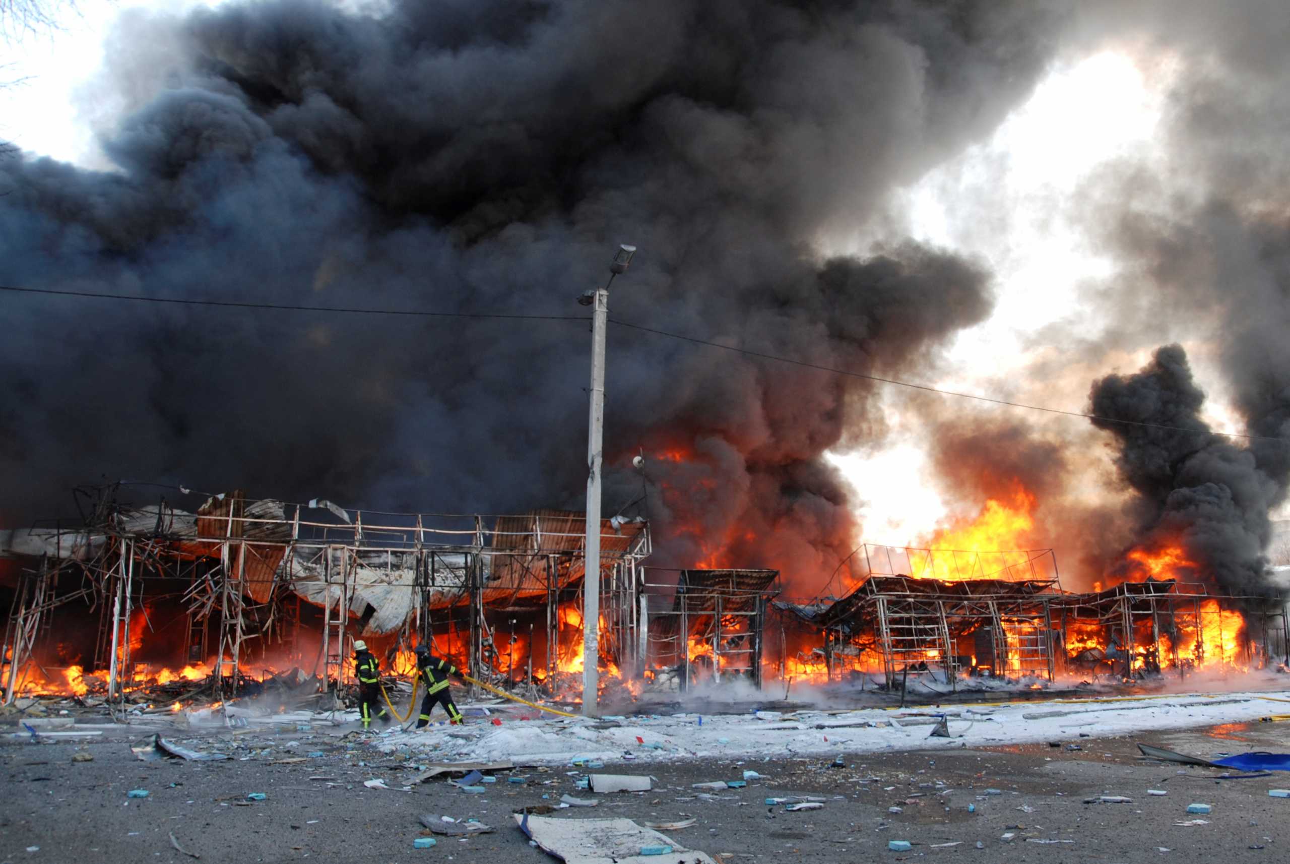 Πόλεμος στην Ουκρανία: Τρεις νεκροί από βομβαρδισμό στο Χάρκοβο – Αντιμέτωποι με την κόλαση οι πυροσβέστες