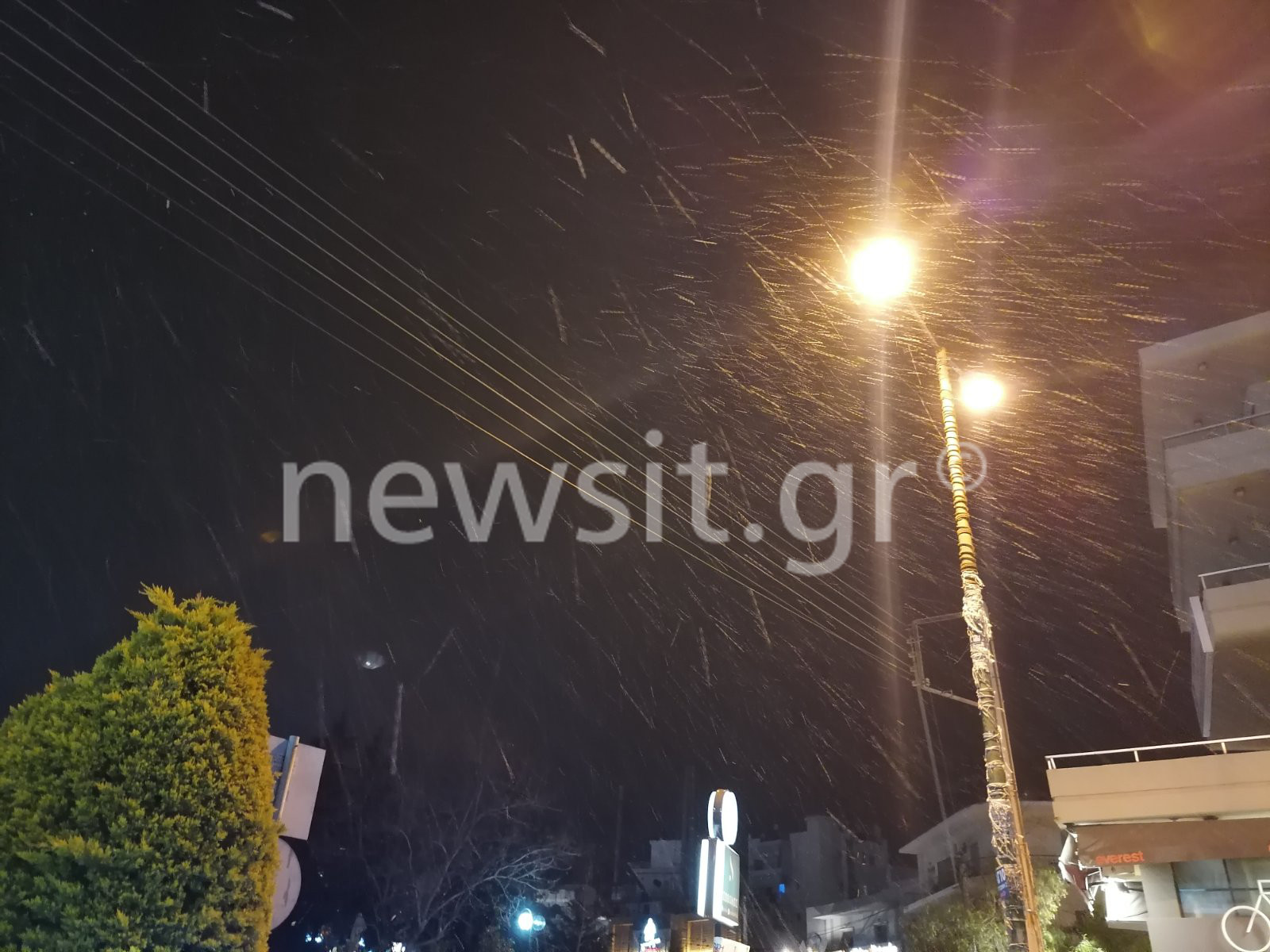 Καιρός: Χιόνι στην Αττική και τσουχτερό κρύο