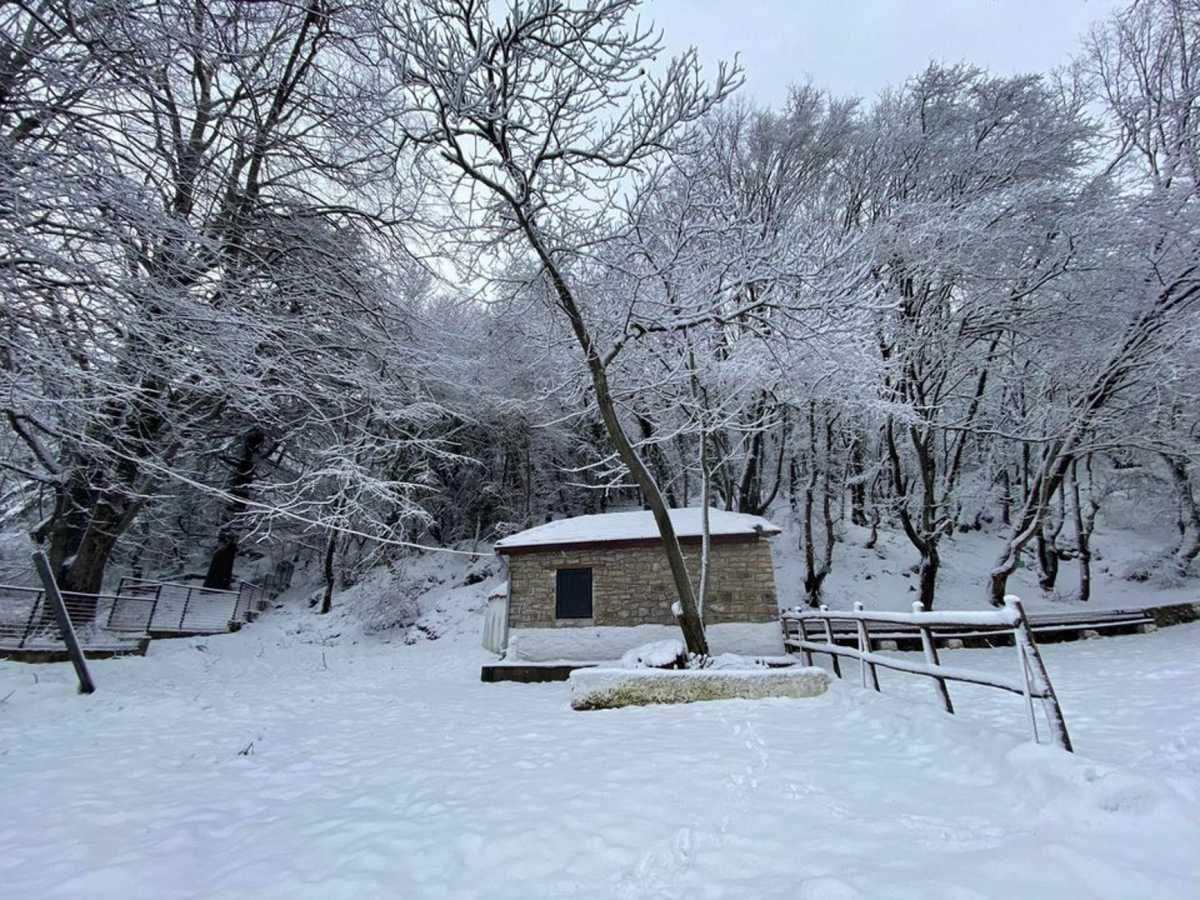 Θεσσαλονίκη: Χιόνια από τη Σίνδο μέχρι το Πανόραμα, το Ωραιόκαστρο και τον Χορτιάτη – Οι πρώτες εικόνες