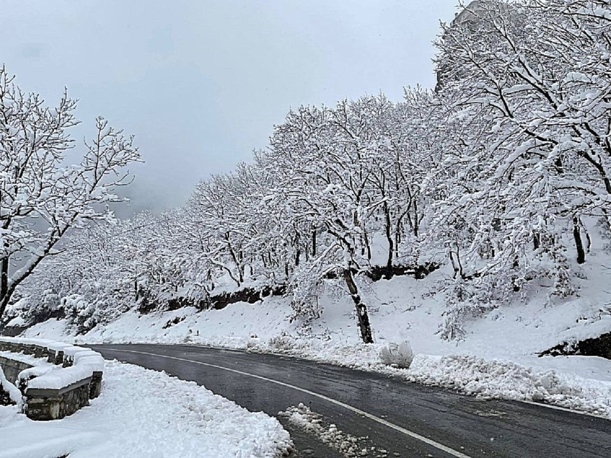Καιρός: Στα λευκά τα Μετέωρα – Χιόνια έχουν δημιουργήσει πανέμορφα τοπία