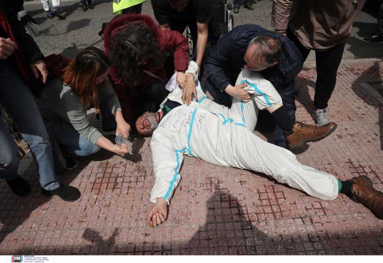 Ένταση στο συλλαλητήριο των υγειονομικών στο κέντρο της Αθήνας - Ρίψη χημικών και ένας τραυματίας