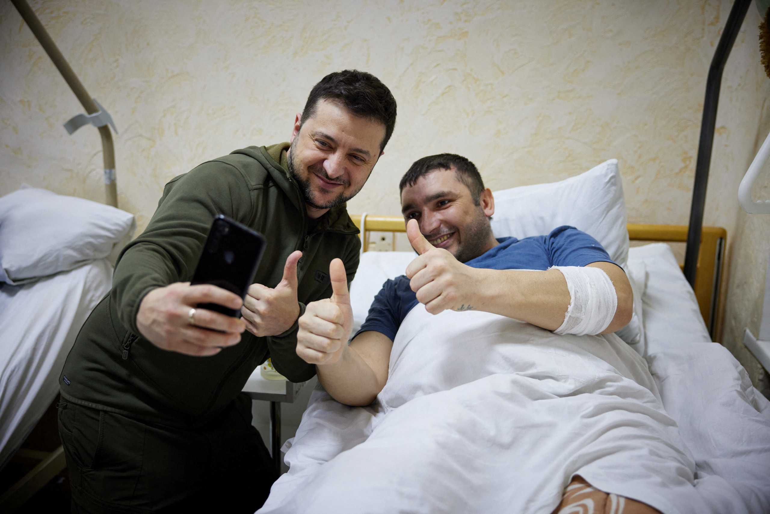 Πόλεμος στην Ουκρανία: Ο Βολοντίμιρ Ζελένσκι επισκέφθηκε τραυματίες στρατιώτες σε νοσοκομείο