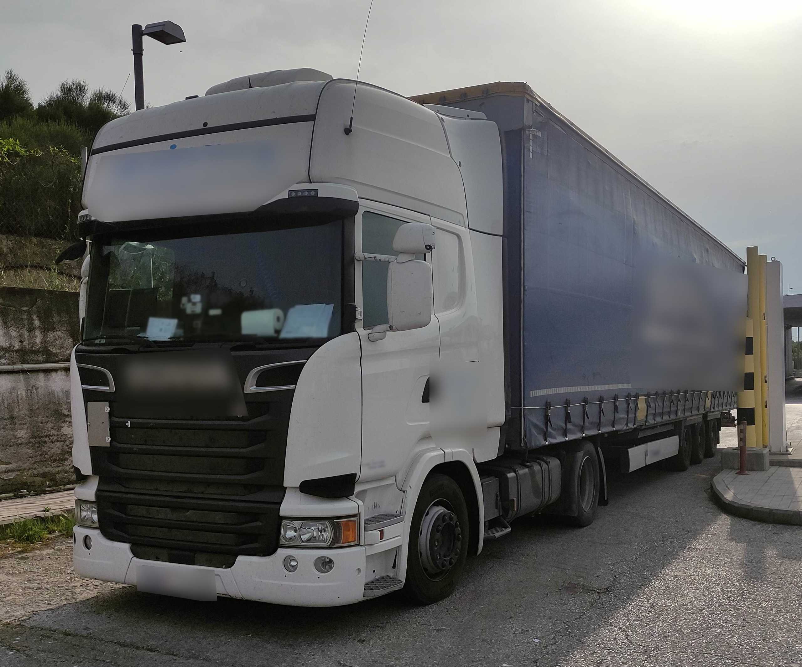 Θεσσαλονίκη: Δείτε πώς βρέθηκαν κρυμμένοι 6 μετανάστες μέσα σε αυτό το φορτηγό στο τελωνείο