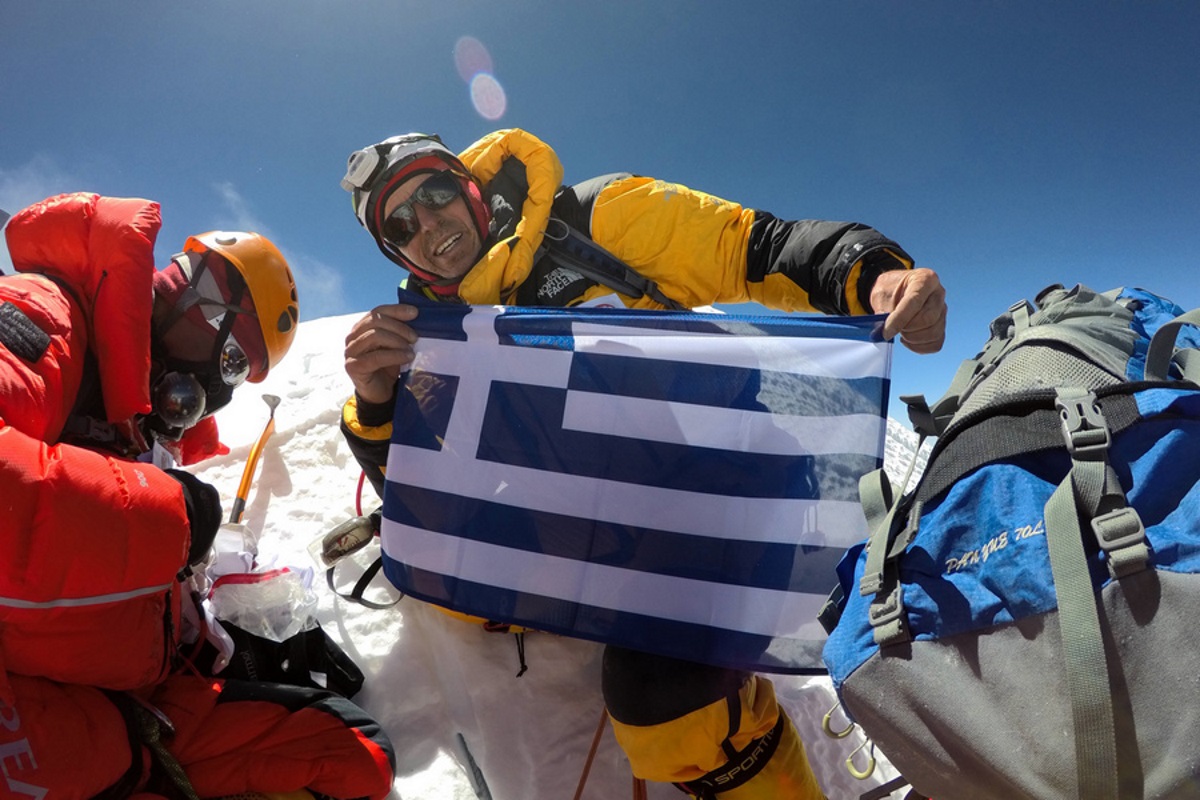Φωτογραφία που δόθηκε σήμερα στη δημοσιότητα με τον ορειβάτη Αντώνη Συκάρη, που παραχώρησε συνέντευξη στο ΑΠΕ ΜΠΕ, να φωτογραφίζεται με την Ελληνική σημαία κατά την ανάβαση του σε μια από τις τέσσερις κορυφές πάνω από τα 8.000 μέτρα που πραγματοποίησε μέσα σε ένα χρόνο, Σάββατο 8 Ιουνίου 2019. Στις 14 Μαΐου 2019 και μετά από 53 ημέρες στα Ιμαλάια, ο Αντώνης Συκάρης κατέκτησε μια ακόμη κορυφή πάνω από τα 8.000 μέτρα. Ο πολύπειρος Έλληνας ορειβάτης κατέκτησε το Lhotse (Λότσε) και τοποθέτησε εκεί ψηλά, σε υψόμετρο στο οποίο πετούν αεροσκάφη, στα 8.516 μέτρα, την ελληνική σημαία. Από εκείνη την ημέρα, που κατέκτησε την τέταρτη ψηλότερη της Γης, ο ρέκορντμαν πλέον Συκάρης, έχει γίνει και ο μόνος Έλληνας, που έχει βρεθεί μέσα σε ένα χρόνο σε τέσσερις -από τις μόλις 14- κορυφές της Γης που φτάνουν πάνω από τα οκτώ χιλιάδες μέτρα. ΑΠΕ ΜΠΕ
