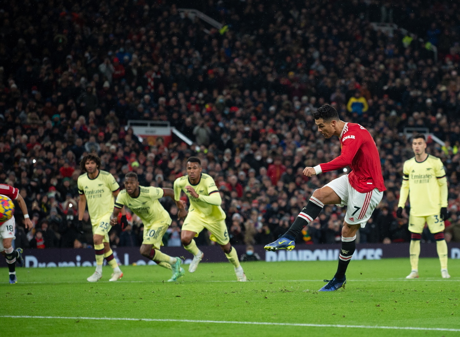 epa09617729 Manchester United's Cristiano Ronaldo scores the 3-2 during the English Premier League soccer match between Manchester United and Arsenal FC in Manchester, Britain, 02 December 2021.  EPA
