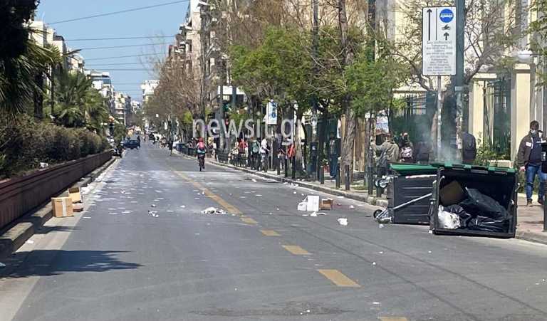 Ένταση στην ΑΣΟΕΕ: 30 άτομα επιτέθηκαν σε αστυνομικούς - Φωτιές, πέτρες και δακρυγόνα στην Πατησίων
