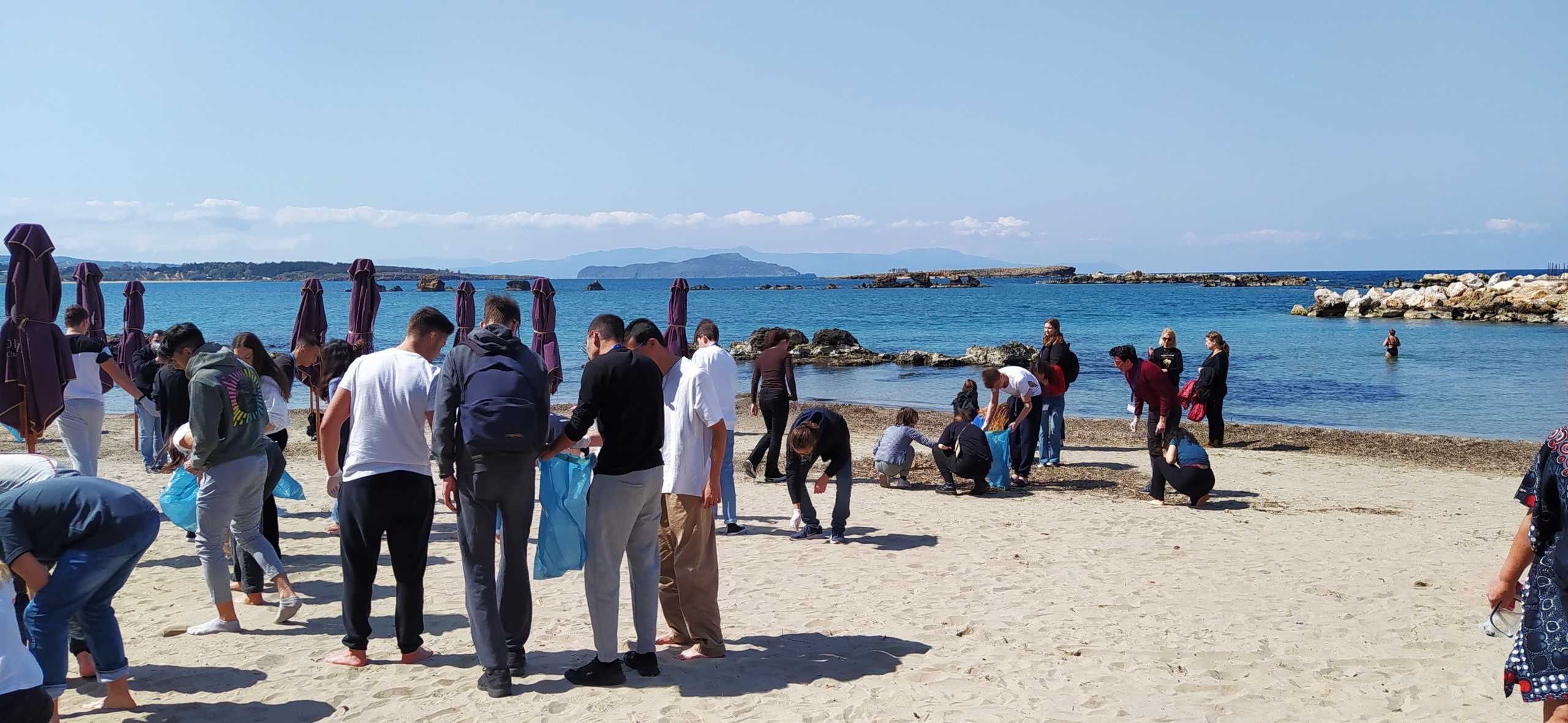 Χανιά: Μαθητές καθάρισαν και έκαναν αγνώριστη την παραλία – Μάζεψαν πάνω από 100 κιλά σκουπίδια