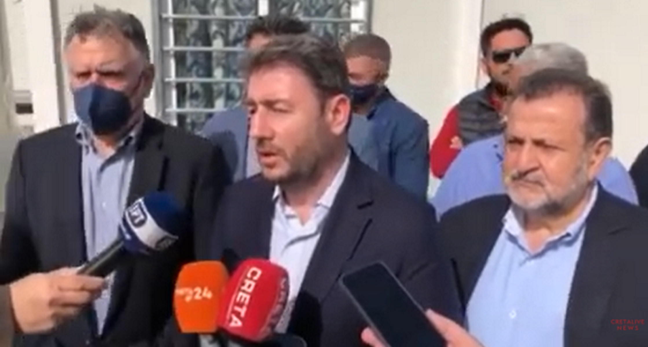 Ο Νίκος Ανδρουλάκης στο Αρκαλοχώρι – Επτά μήνες μετά τα ρίχτερ οι κάτοικοι παραμένουν εγκλωβισμένοι στη γραφειοκρατία