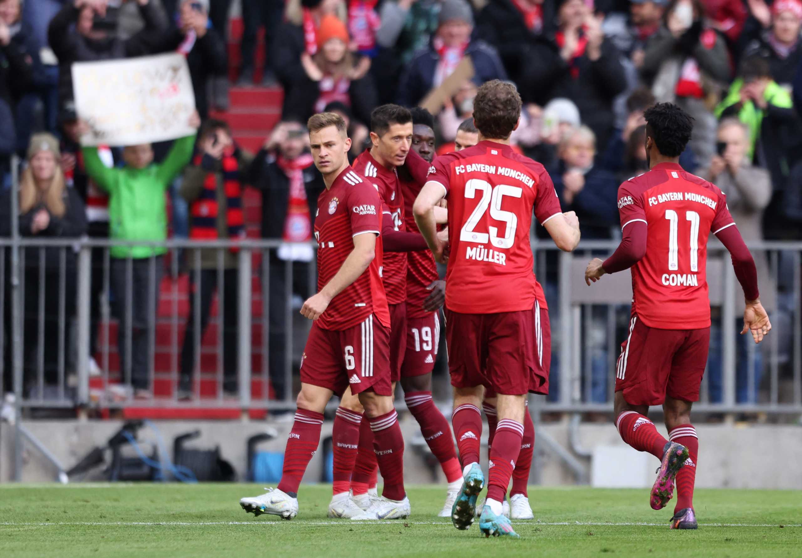 Soccer Football - Bundesliga - Bayern Munich v FC Augsburg - Allianz Arena, Munich, Germany - April 9, 2022 Bayern Munich's Robert Lewandowski celebrates scoring their first goal with teammates REUTERS