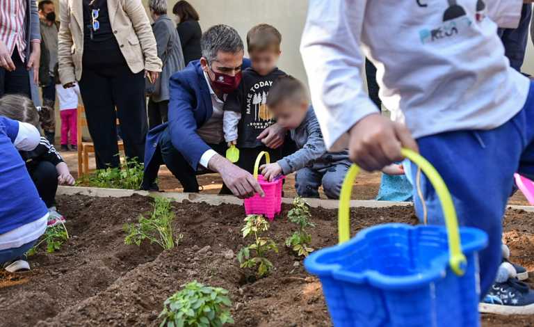 Junior θερμοκήπια «ανθίζουν» στους βρεφονηπιακούς σταθμούς της Αθήνας - Παιδάκια φυτεύουν μαζί με Μπακογιάννη