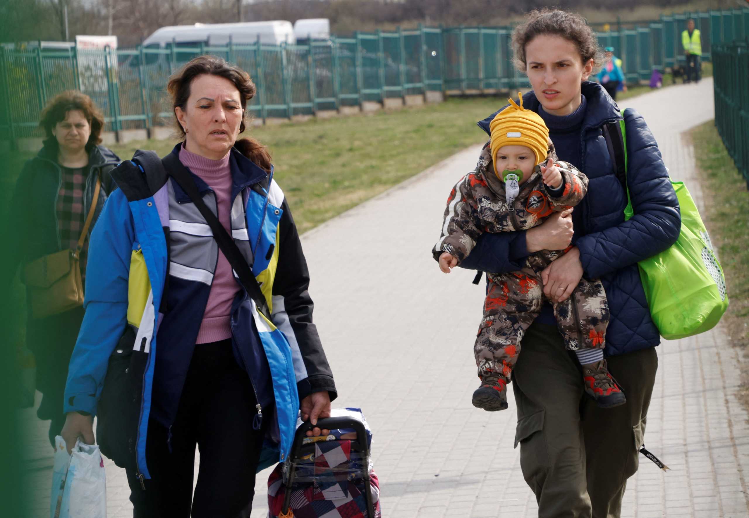 Ουκρανία: Οκτώ ημέρες προσπερνούσαν νάρκες και πτώματα δύο μητέρες για να σωθούν με τα παιδιά τους