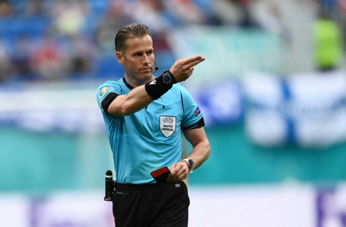 epa09276669 Dutch referee Danny Makkelie reacts during the UEFA EURO 2020 group B preliminary round soccer match between Finland and Russia in St.Petersburg, Russia, 16 June 2021.  EPA