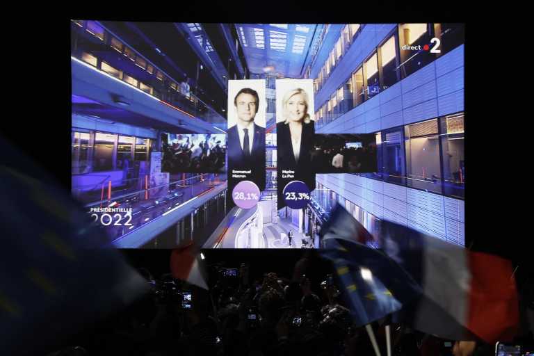 Αγώνας δρόμου με το βλέμμα στον Β' γύρο των γαλλικών εκλογών - Μπροστά ο Μακρόν και «καραδοκεί» η Λε Πεν