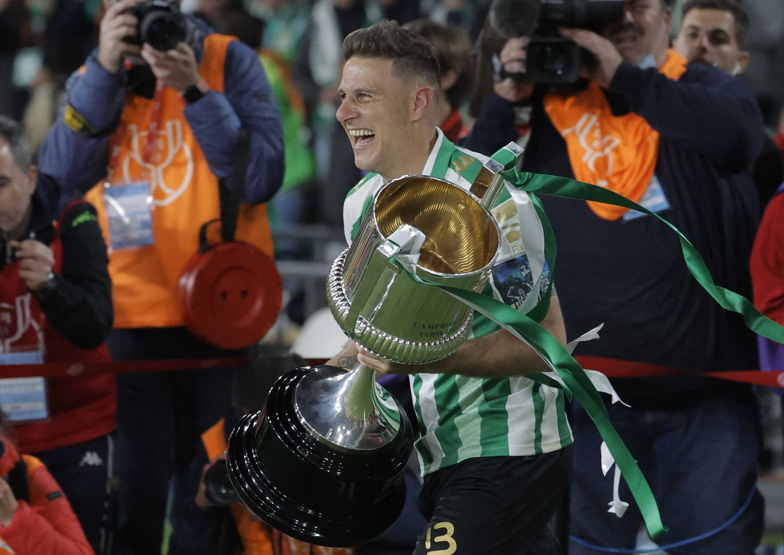 Soccer Football - Copa del Rey - Copa del Rey - Final - Real Betis v Valencia - Estadio La Cartuja de Sevilla, Seville, Spain - April 24, 2022  Real Betis' Joaquin celebrates with the trophy after winning the Copa del Rey REUTERS