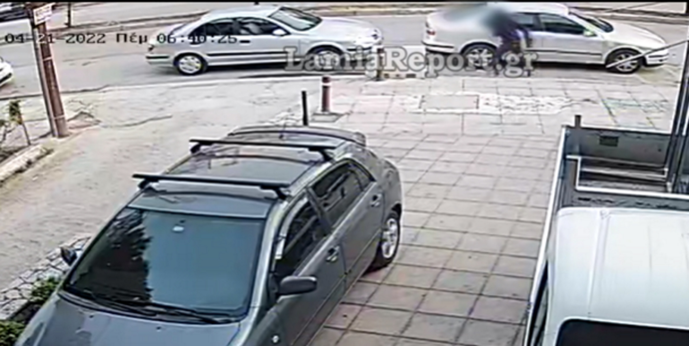 Λαμία: Η κάμερα «έπιασε» τον κλέφτη – Η στιγμή που αρπάζει χρήματα και κινητό από παρκαρισμένο αυτοκίνητο