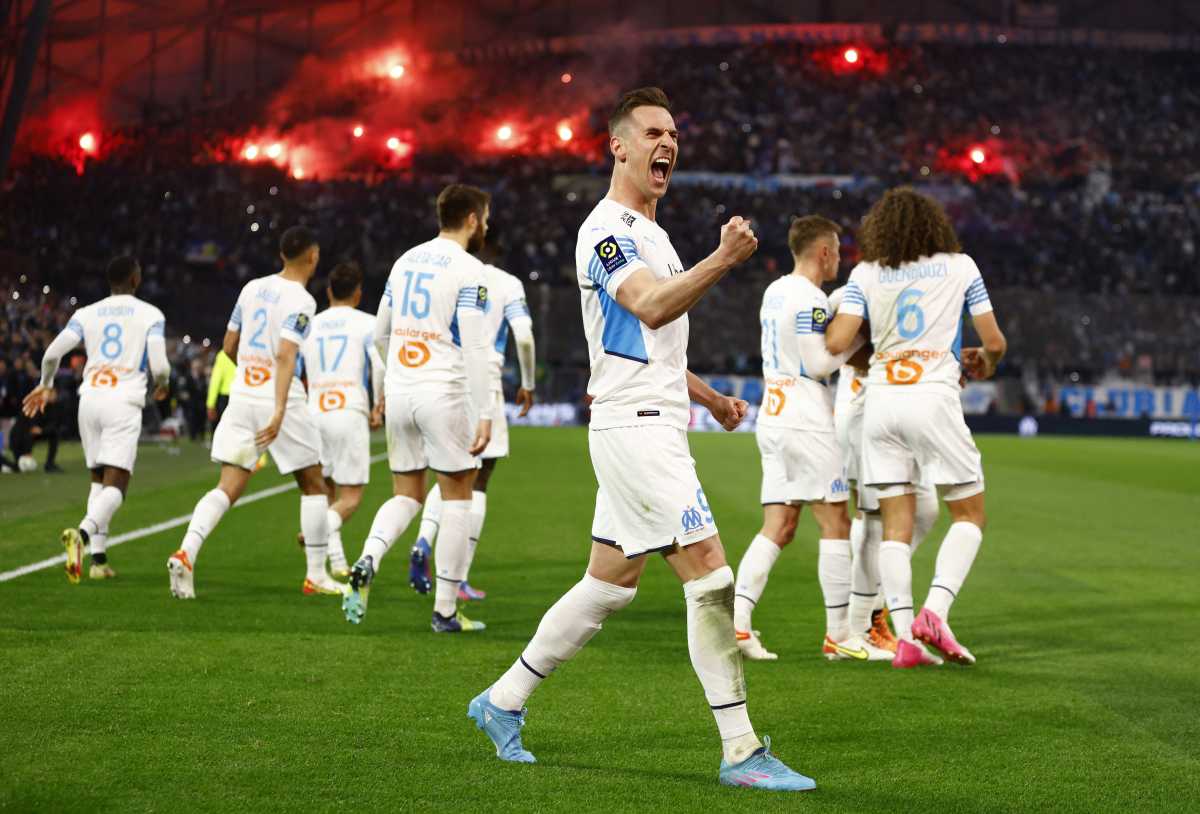Soccer Football - Ligue 1 - Olympique de Marseille v OGC Nice - Orange Velodrome, Marseille, France - March 20, 2022 Olympique de Marseille's Arkadiusz Milik celebrates scoring their first goal with teammates REUTERS