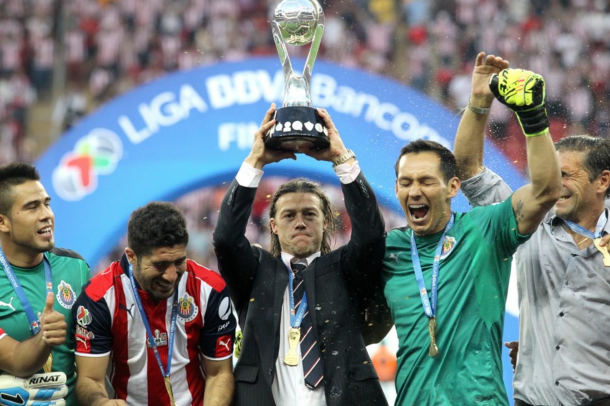 epa05996768 Chivas' head coach Matias Almeyda (C) celebrates after defeating Tigres and winning the Torneo Clausura at Chivas Stadium in Guadalajara, Mexico, 28 May 2017.  EPA