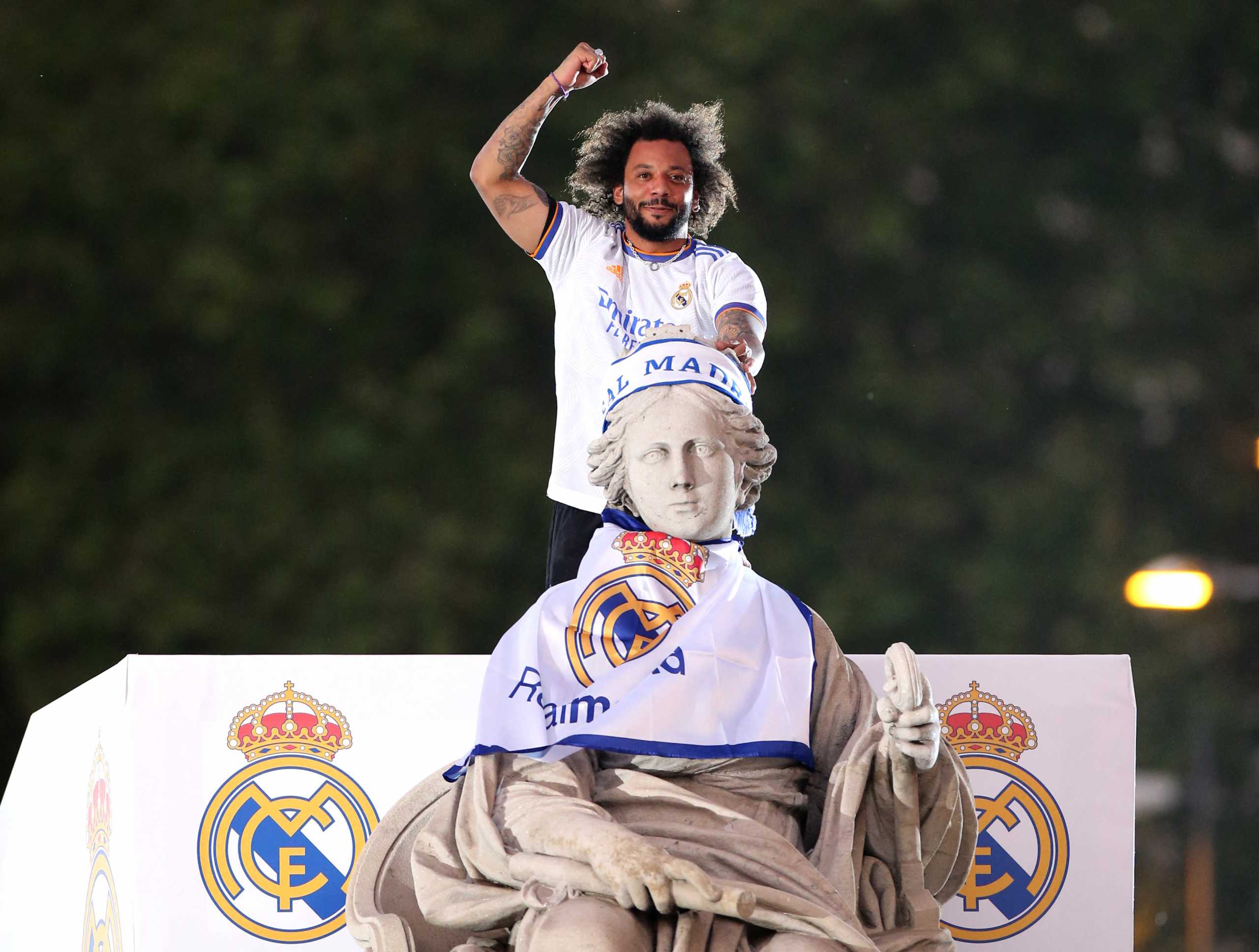 Soccer Football - Real Madrid celebrate winning LaLiga - Madrid, Spain - April 30, 2022 Real Madrid's Marcelo celebrates winning LaLiga at Cibeles fountain in Madrid REUTERS